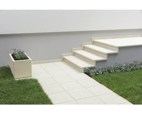 Gartenlandschaft mit Steintreppe, Pflastersteinen und Blumenkasten