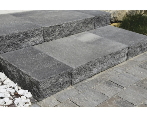Treppe aus Betonsteinen im Außenbereich