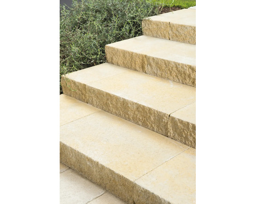 Außentreppe aus Naturstein mit Pflanzen