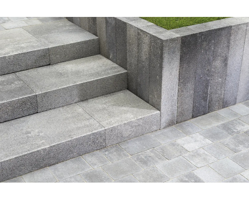 Treppe und Mauer aus Betonsteinen im Garten