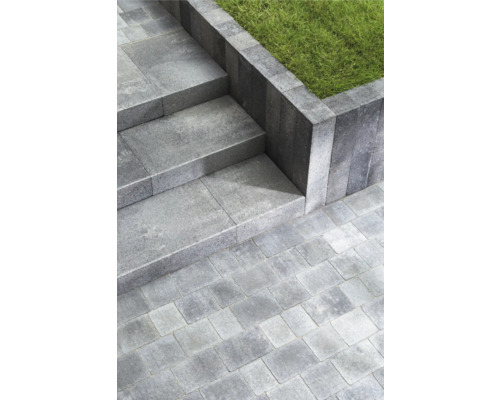 Außentreppe mit Pflastersteinen