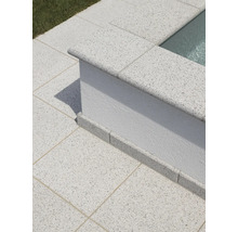 Nahaufnahme von hellen Terrassenplatten und Poolumrandung