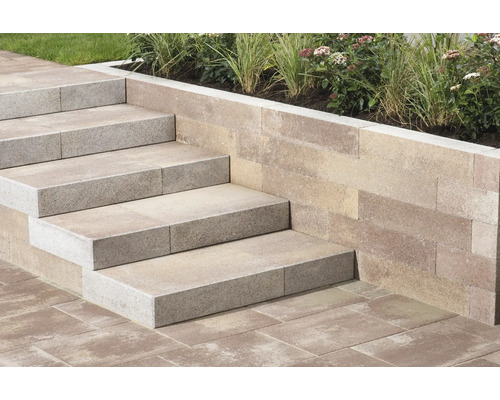 Außentreppe aus Betonstein mit bepflanzter Mauer