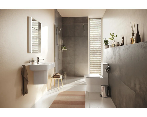 Helles Badezimmer mit Dusche, Waschbecken, Spiegel und Toilette