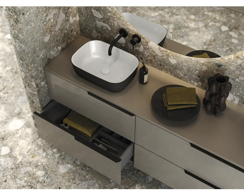 Badezimmer mit Waschtisch, Waschbecken, Spiegel und offenem Schubfach