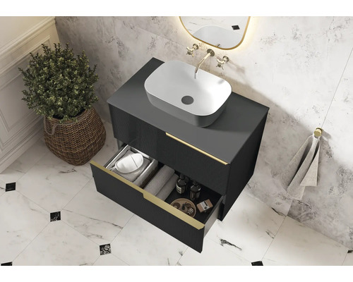 Badezimmer mit modernem Waschtischunterschrank, Aufsatzwaschbecken und offenem Schubfach zur Aufbewahrung