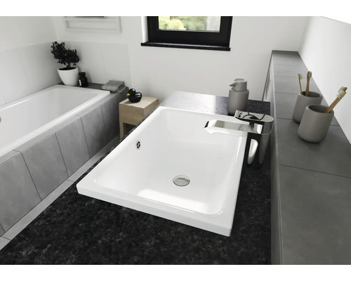 Badezimmer mit Waschtisch und Armatur