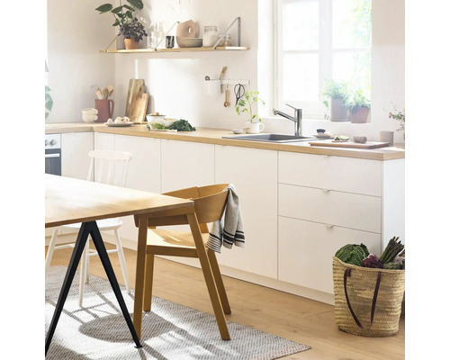 Helle Küche mit Esstisch, Stühlen und Küchenutensilien