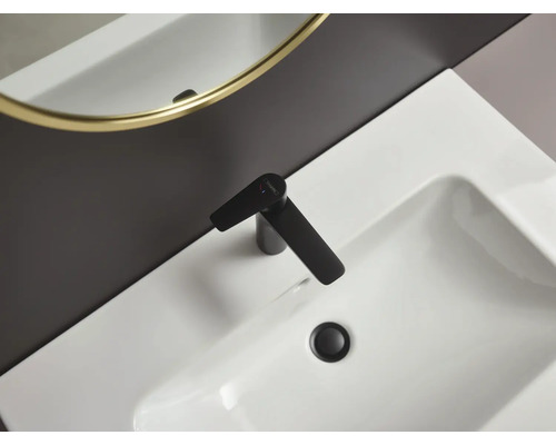 Aufnahme eines Badezimmers mit Waschbecken und Armatur.