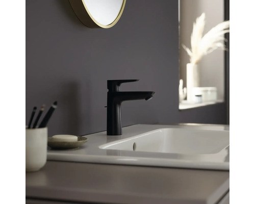 Schwarzer Wasserhahn auf Waschbecken im Badezimmer.