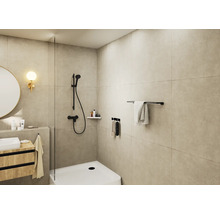 Modernes Badezimmer mit Dusche, Waschtisch und Beleuchtung