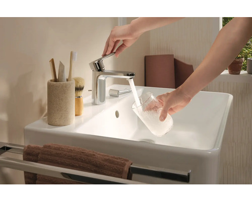 Waschbecken mit Armatur und Accessoires im Badezimmer