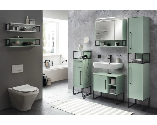 Badezimmer mit Toilette, Waschtisch, Spiegelschrank und Badezimmerschränken im modernen Design