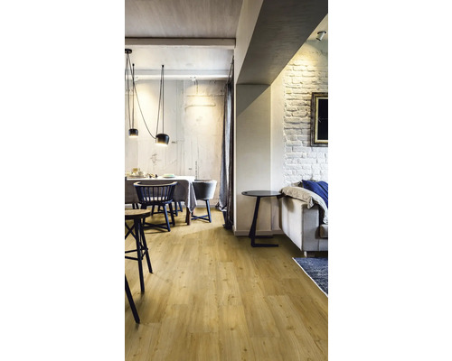 Helles Wohnzimmer mit Holzboden, Esstisch, Stühlen und Sofa