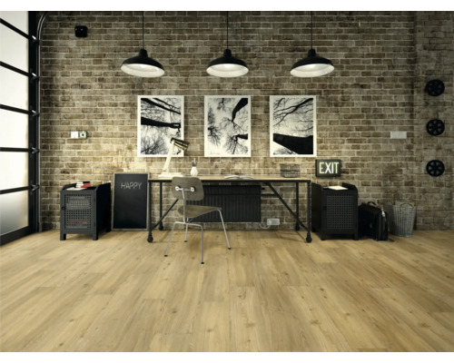 Büro mit Schreibtisch, Stuhl, Regalen und Holzboden vor einer Ziegelwand