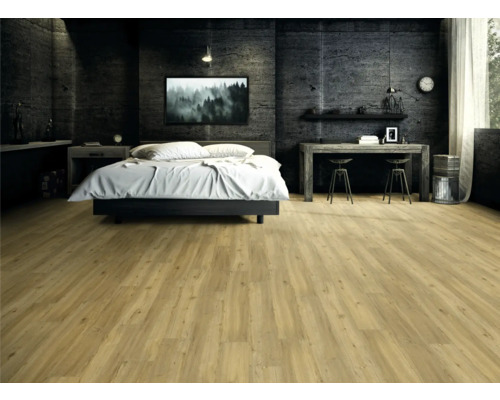 Schlafzimmer mit hellem Holzboden, Bett, Schreibtisch und Stühlen