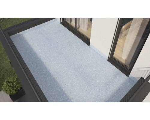 Helle Dachterrasse mit Fenster und Geländer