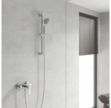 Duschgarnitur mit Brausestange im Badezimmer.