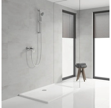 Badezimmer mit Duschwanne, Duscharmatur und Hocker