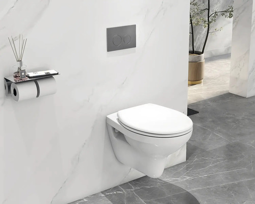 Modernes Badezimmer mit Hänge-WC, Betätigungsplatte und Toilettenpapierhalter mit Ablagefläche