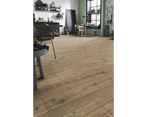 Heller Holzboden in einem Esszimmer mit Stühlen und einem Esstisch