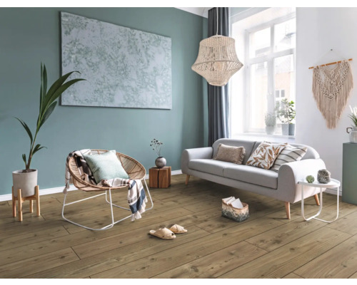 Wohnzimmer mit Holzboden, Sofa und Dekorationen