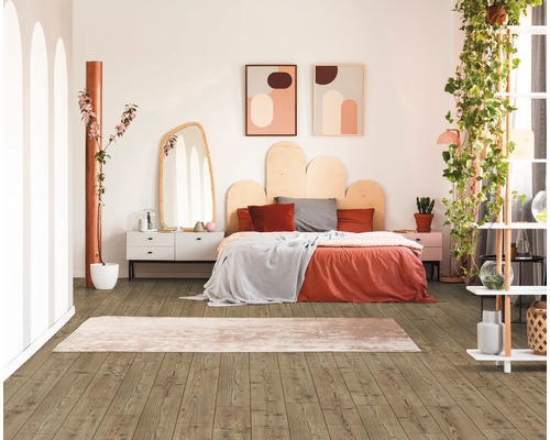 Helles Schlafzimmer mit Holzboden, Bett, Kommode und Dekoration