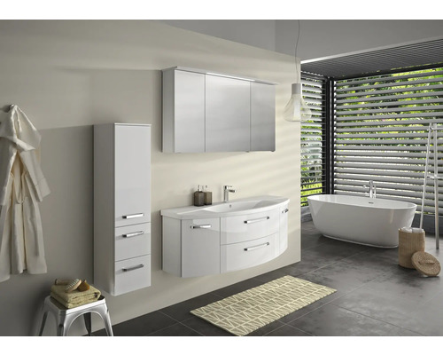 Helles Badezimmer mit Badewanne, Waschbeckenunterschrank, Spiegelschrank und Hochschrank