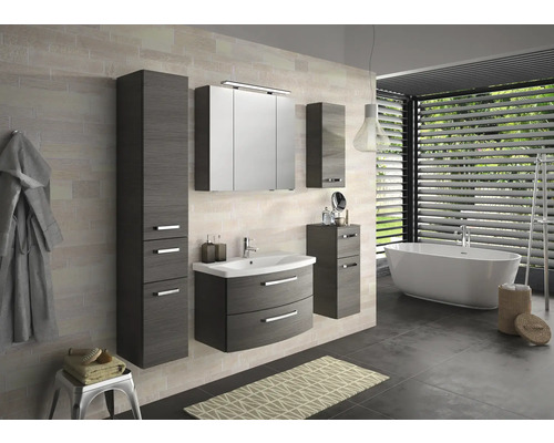Helles Badezimmer mit Waschbeckenunterschrank, Spiegelschrank, Hochschrank und Badewanne