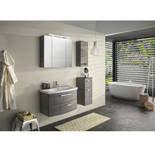 Modernes Badezimmer mit Waschtisch, Spiegelschrank und Badewanne unter einem Fenster mit Jalousien.