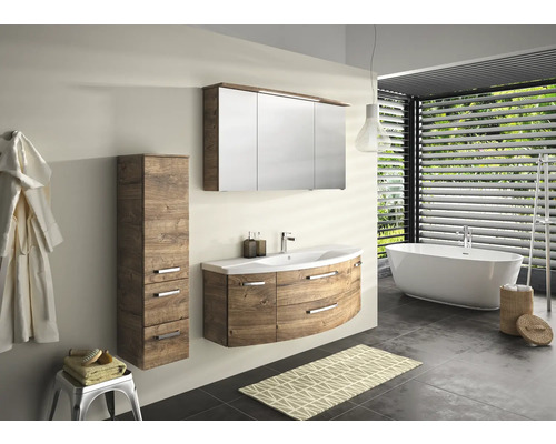 Helles Badezimmer mit Waschtisch, Spiegelschrank, Hochschrank und Badewanne.