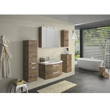 Badezimmer mit Waschtisch, Spiegelschrank und Hochschränken im Holzdesign