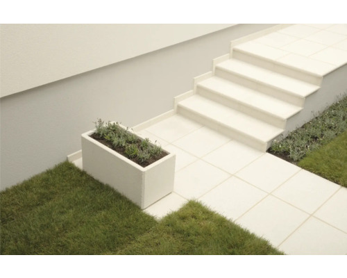 Gartenszene mit Terrassenplatten, Treppe und Pflanzkasten