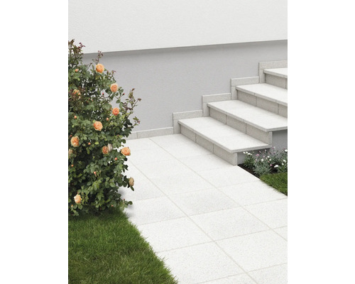 Gartenweg mit Natursteinplatten und Treppe sowie Rosenbusch