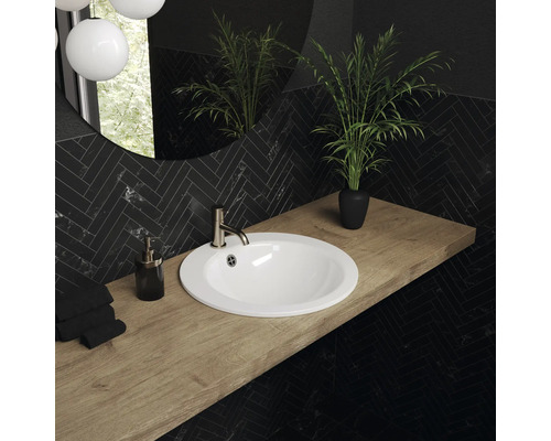 Badezimmer mit rundem Waschbecken, Armatur, Holzarbeitsplatte und schwarzer Wandverkleidung in Fischgrätmuster