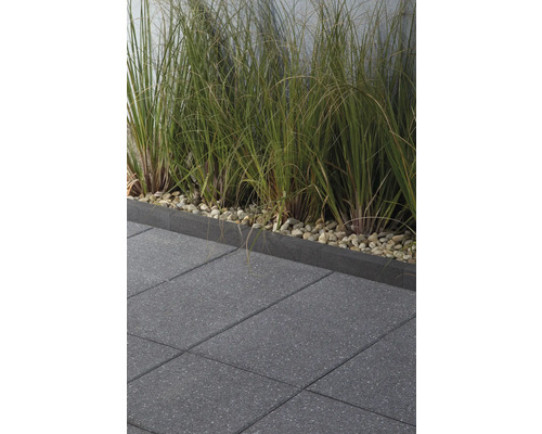 Graue Terrassenplatten mit Rasen und Randsteinen