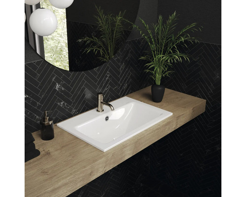 Modernes Badezimmer mit Waschtisch, Armatur, Spiegel und Dekoration