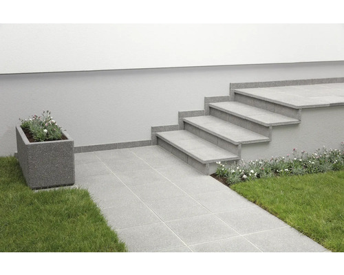 Außenbereich mit Pflastersteinen, Treppe und Pflanzkübel