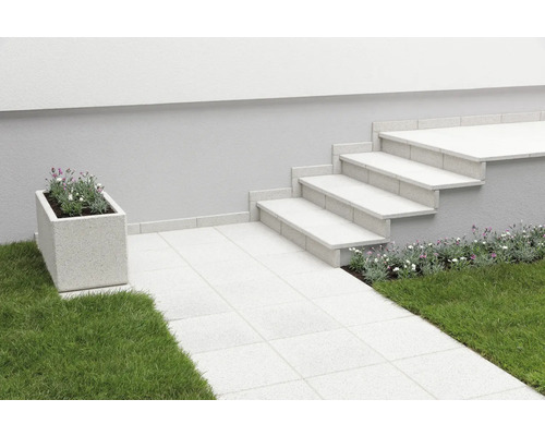 Gartenanlage mit Pflastersteinen, Treppe und Blumenkasten