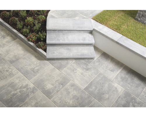 Außenbereich mit grauen Terrassenplatten und Steinstufen