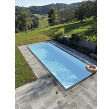 Schwimmbecken im Garten mit Poolumrandung