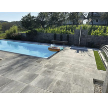 Außenbereich mit Pool und grauen Terrassenplatten