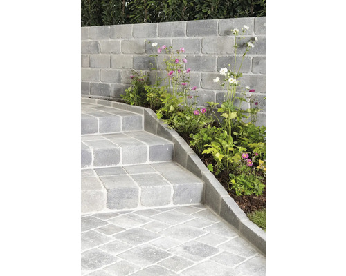 Gartenlandschaft mit Treppe, Mauer und Blumenbeeten aus Betonsteinen
