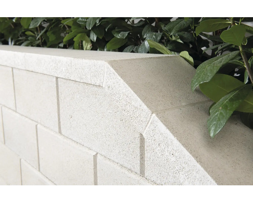 Mauer aus Betonsteinen mit Pflanzen