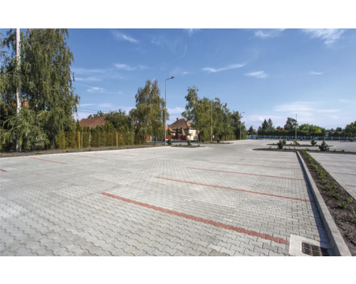 Ein Parkplatz mit Betonpflastersteinen und Markierungen