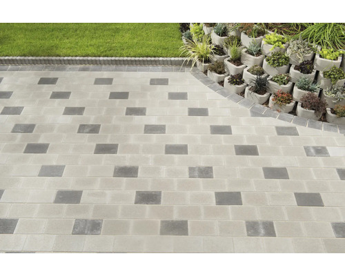 Gartenweg mit Betonpflastersteinen und bepflanzter Hangbefestigung