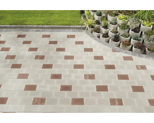 Gartenweg aus Betonpflastersteinen mit rechteckigem Muster und Randsteinen