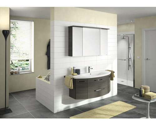 Helles Badezimmer mit Waschtischunterschrank, Spiegelschrank und Badewanne