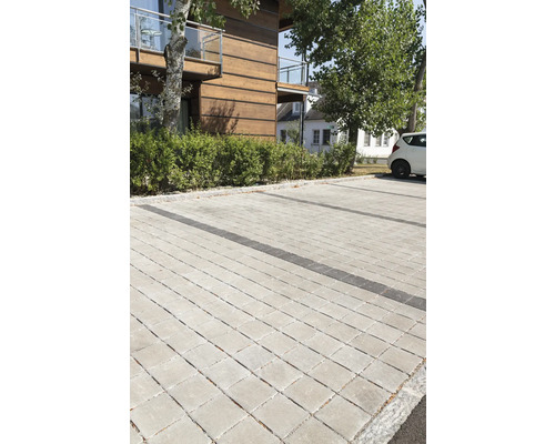 Gepflasterter Parkplatz mit rechteckigen Pflastersteinen