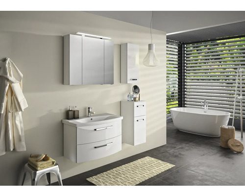 Helles Badezimmer mit Waschtisch, Spiegelschrank und freistehender Badewanne für ein modernes Ambiente